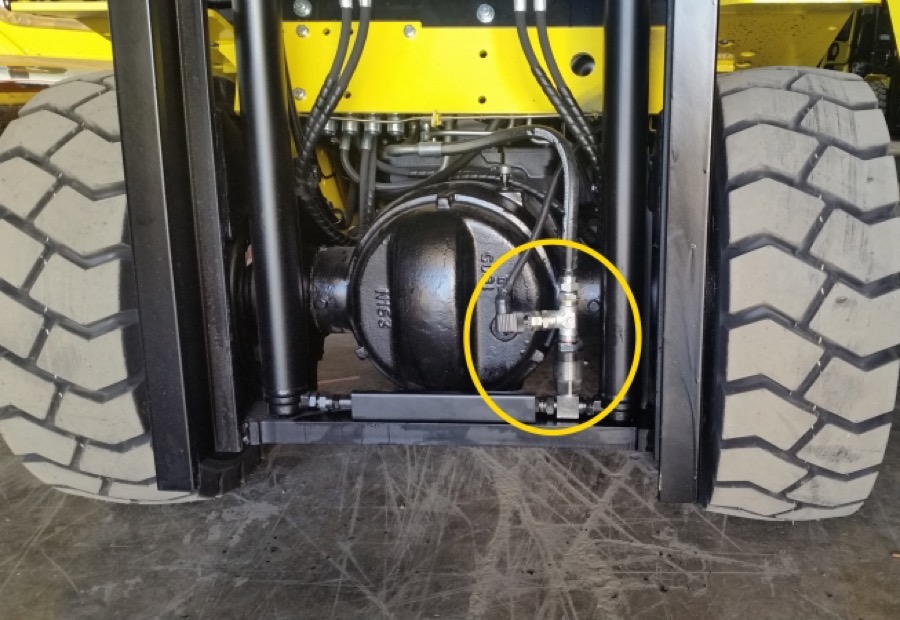 Pressure sensor installed on a forklift hydraulic line with a T-fitting